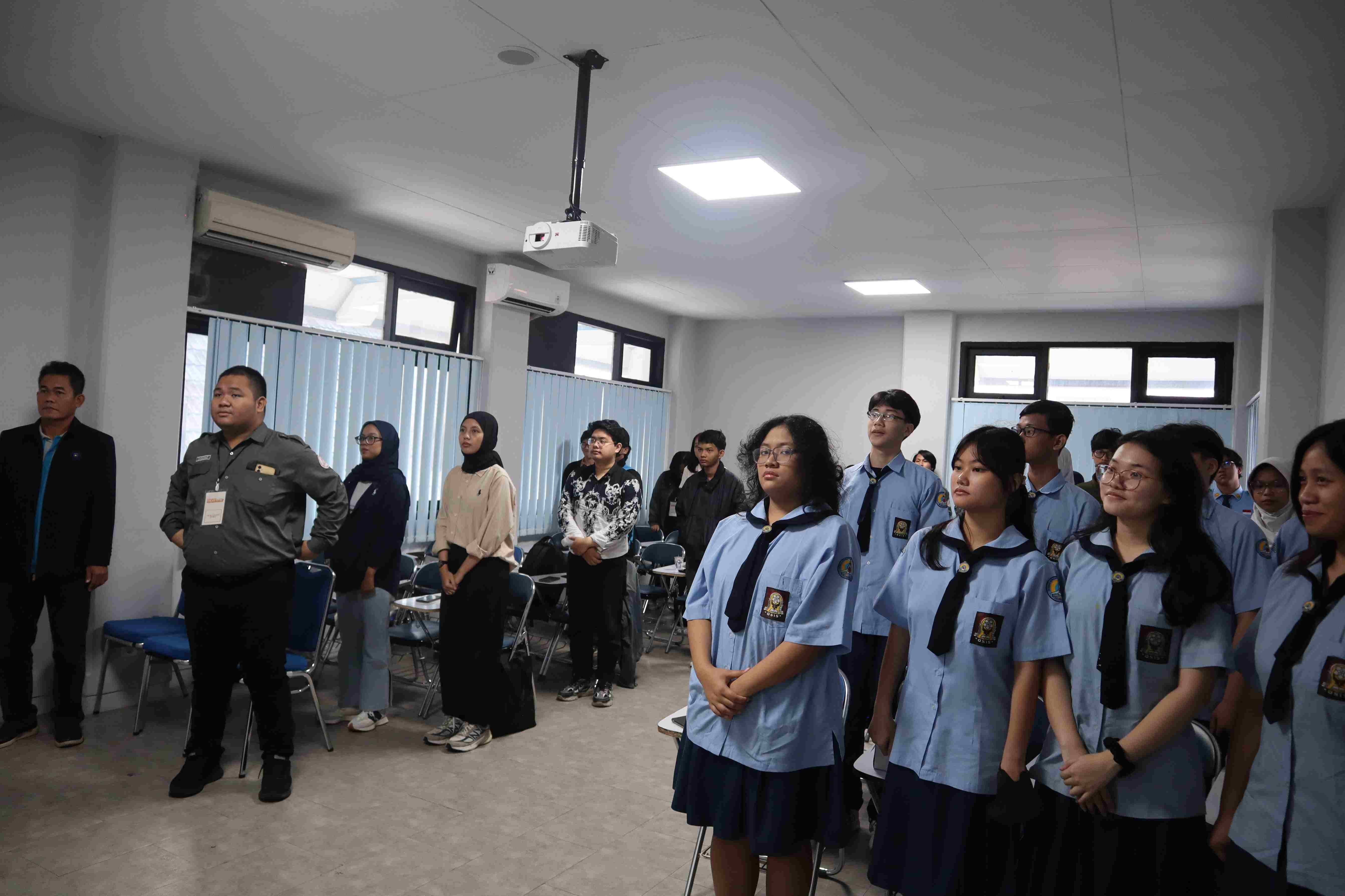 Menyanyikan lagu Indonesia Raya